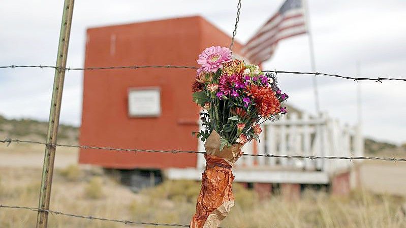 Ein Blumenstrauß hängt vor der Bonanza Creek Film Ranch. Nach dem Tod einer Kamerafrau bei einem Filmdreh mit Hollywood-Star Alec Baldwin hat eine US-Behörde für Arbeitsschutz wegen mangelnder Sicherheit am Set eine Geldstrafe verhängt. Foto: Andres Leighton/AP/dpa