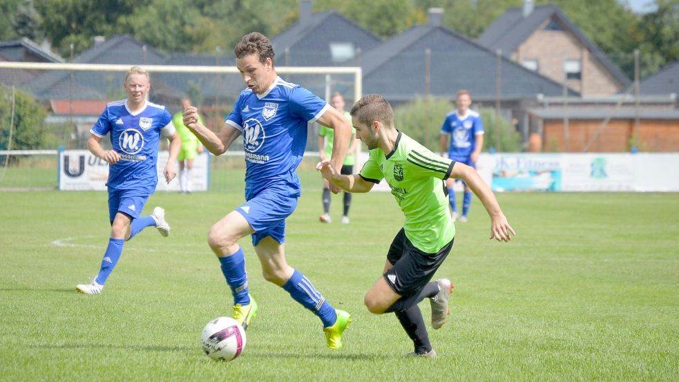 Andre Haak enteilte im Trikot der Ostrhauderfehner in den vergangenen Jahren schon so manchem Gegenspieler. Künftig stürmt er für die SG Collinghorst/Rajen. Foto: Damm