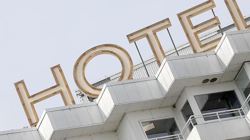 Hotels, Pensionen und sonstige Beherbergungsbetriebe verzeichneten im Februar gegenüber dem Vormonat ein deutliches Umsatzplus von 6,5 Prozent. Foto: Bernd Wüstneck/dpa