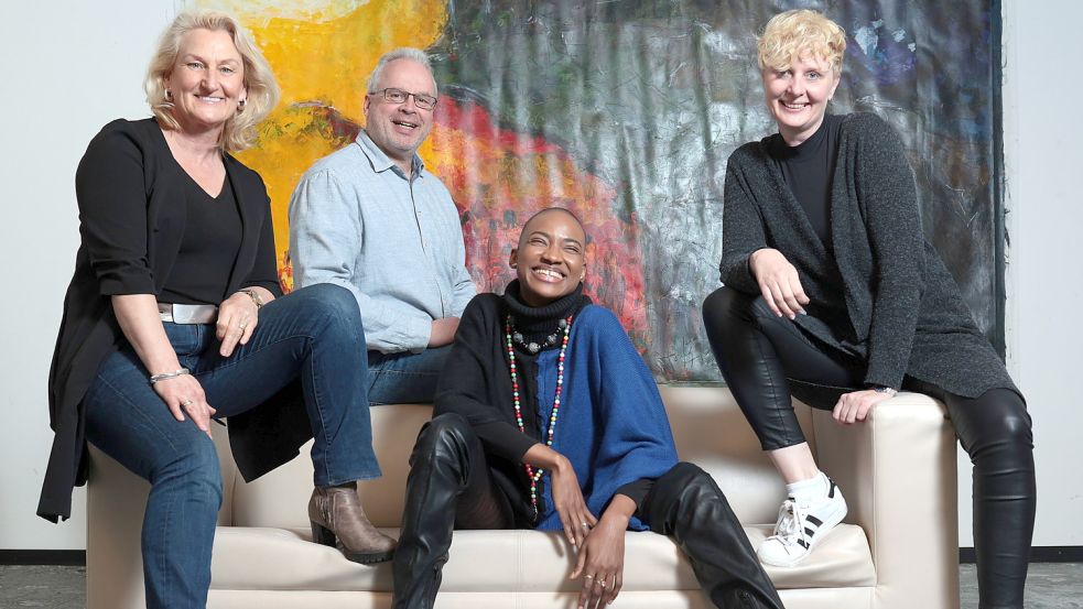 Künstler und Model: Yvonne Gunz (rechts) hat Frauen wie etwa Fotomodel Dilbar (2. von rechts) in Schwarz-Weiß-Porträts in Szene gesetzt, Gerd Binder und Christa Anneken habe ihre Interpretationen der Fotos auf die Leinwand gebracht. Foto: Markus Tieben