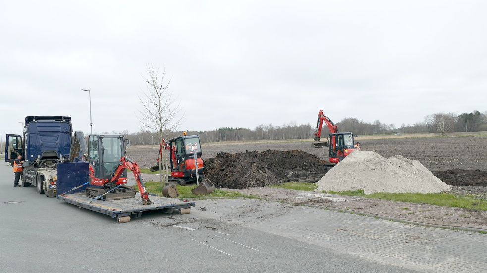 Obwohl das Antragsverfahren für ihre Ansiedlung noch läuft, begann die Firma Revis jetzt mit vorbereitenden Bauarbeiten. Auf dem Areal am Ems-Dollart-Ring im Industriepark C-Port starteten am Montag Maßnahmen für den Bau der Biomethan-Anlage. Foto: Stix