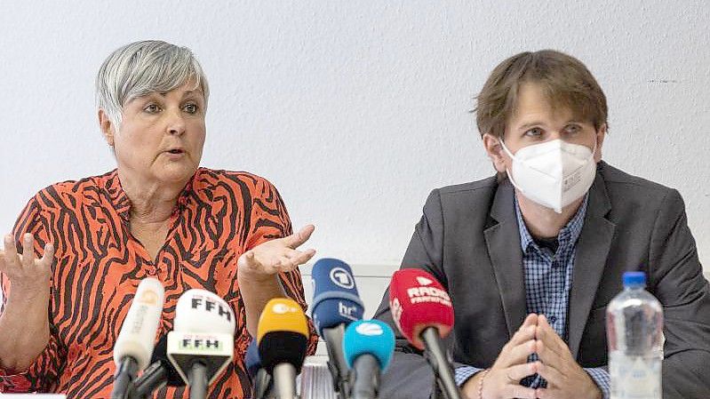 Die hessischen Co-Vorsitzenden der Linken, Petra Heimer und Jan Schalauske, geben in Frankfurt eine Pressekonferenz. Foto: Hannes P. Albert/dpa