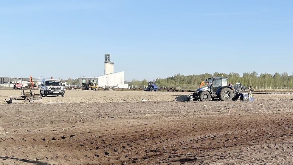 Das Gewerbeaufsichtsamt hat der Revis erlaubt, erste Erd- und Betonbauarbeiten für den Bau seiner Biomethananlage auf seinem Grundstück am Ems-Dollart-Ring durchzuführen. Foto: Stix