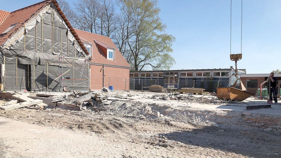 Der gesamte Mitteltrakt ist abgerissen: Die Grundschule Rhaudermoor ist ungewollt zur Großbaustelle geworden, weil Geschossdecken einzustürzen drohten. Foto: Radtke