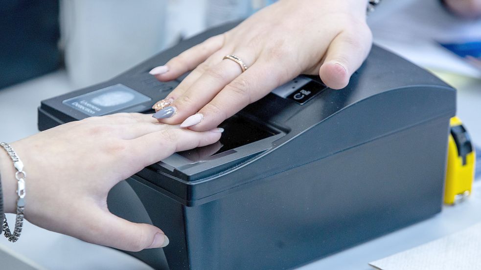 Bei der Registrierung von geflüchteten Ukrainerinnen und Ukrainern werden Fingerabdrücke genommen. Dabei verursacht die Computer-Software öfter Wartezeiten. Foto: Büttner/dpa