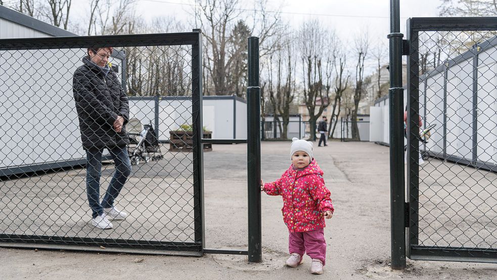 Lwiw: Eine Großmutter mit ihrer Enkelin in einer Siedlung für Geflüchtete in Lwiw. Von dort ist es noch ein weiter Weg bis nach Ostfriesland. Foto: Mykola Tys/SOPA Images/ZUMA Press Wire/dpa