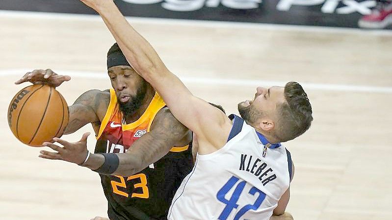 Dallas Maxi Kleber (r, 42) verteidigt gegen Utahs Royce O'Neale (23). Foto: Rick Bowmer/AP/dpa