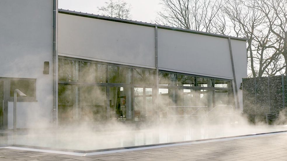 "Da sehen Sie die Euros in die Luft steigen", kommentiert Badbetriebsleiter Timo Ukena dieses Foto des Außenbeckens im Friesoyther Aquaferrum. Das soll sich ändern: Die Wassertemperatur wird ab Mai um zwei Grad Celsius abgesenkt.