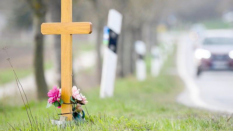 Ein Kreuz zum Gedenken an ein Opfer eines Unfalls: Die Zahl der Verkehrstoten in Deutschland steigt wieder. Foto: Julian Stratenschulte/dpa