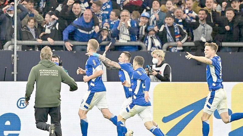 Der FC Schalke 04 führt die 2. Liga vier Spieltage vor Saisonende mit 56 Punkten an. Foto: David Inderlied/dpa