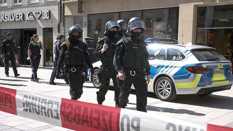 Großeinsatz der Polizei am Donnerstag in München nach einem blutig ausgetragenen Streit zwischen Nachbarn. Foto: Peter Kneffel/dpa