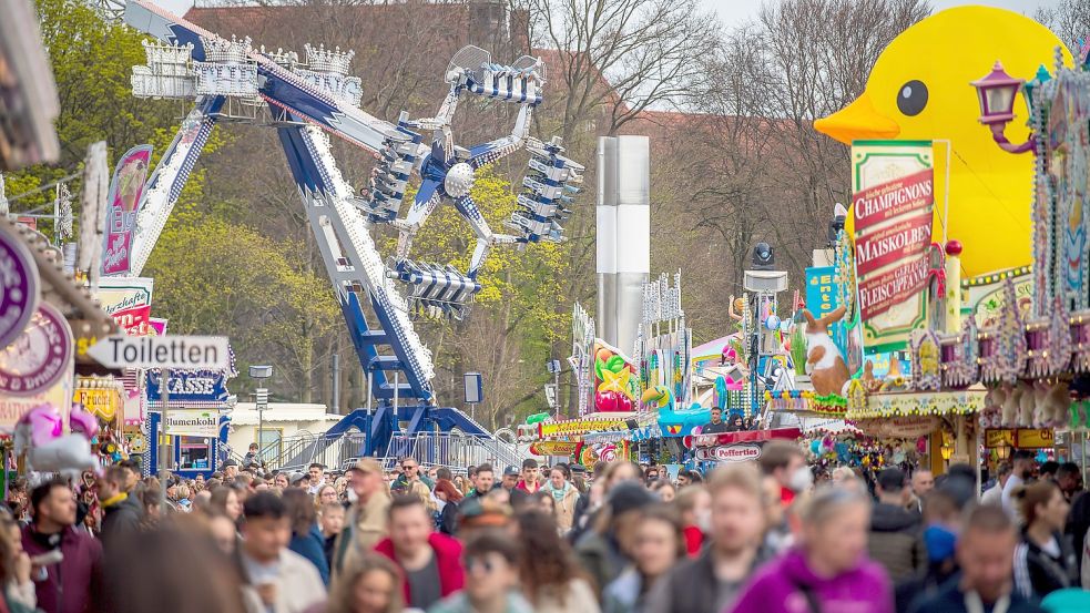 Auf der Bremer Osterwiese ist am Donnerstagabend eine betrunkene Frau ausgerastet. Foto: Sina Schuldt/dpa