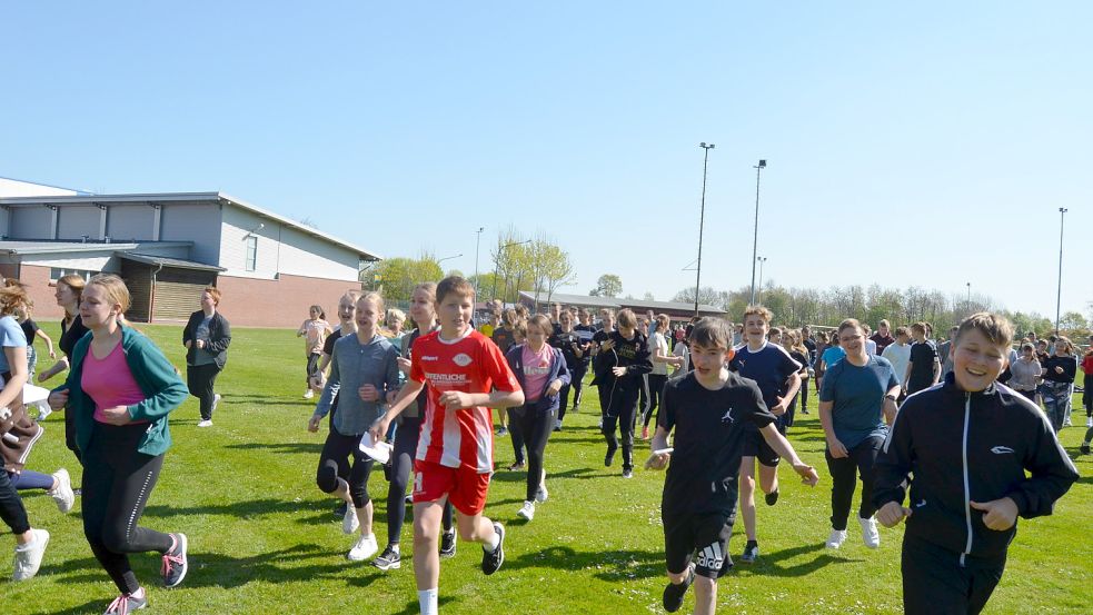 Etwa 400 Schülerinnen und Schüler beteiligten sich am Freitag an dem Sponsorenlauf des Saterländer Laurentius-Siemer-Gymnasiums. Sie liefen bei bestem Wetter etliche Runden. Es gab eine Strecke für die jüngeren und eine längere Strecke für die älteren Schüler. Foto: Fertig