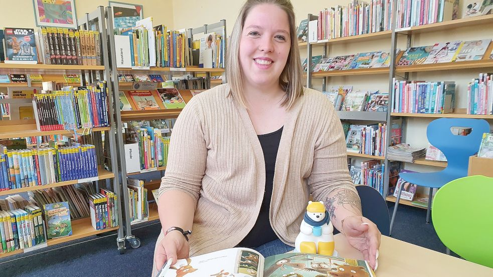 Digitale Technik können schon die jüngsten Leser nutzen. Sarah Möhlmann zeigt ein Bilderbuch, dass sich Kinder beim Durchblättern von der Eisbär-Figur Sami vorlesen lassen können. Foto: Gettkowski