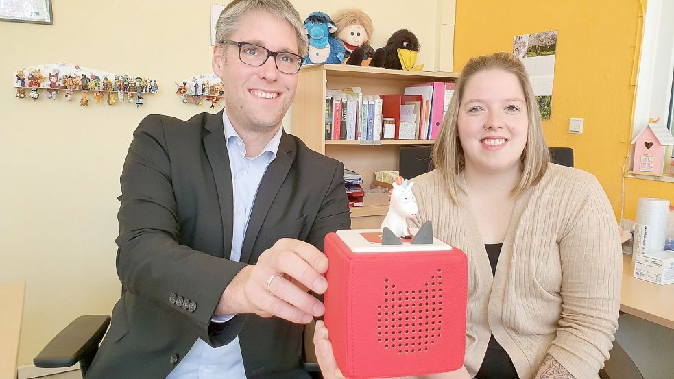Bürgermeister Heiko Abbas und Büchereileiterin Sarah Möhlmann zeigen eine Tonie-Box. Die Geschichte vom „Neinhorn“ wird gerade noch ins System eingepflegt von den Lesern schon sehnlichst erwartet. Foto: Gettkowski