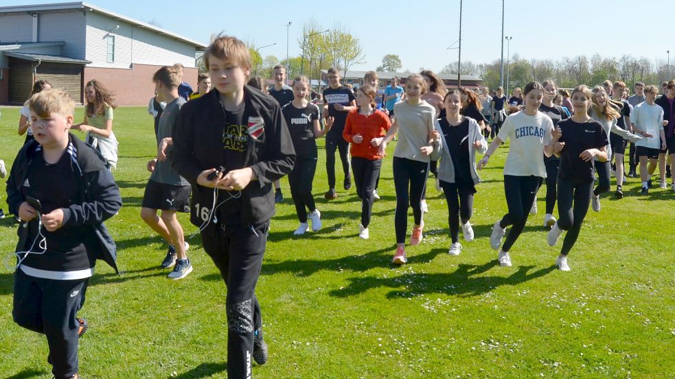 So gut wie alle Schülerinnen und Schüler des LSG - das sind etwa 400 - beteiligten sich an dem Sponsorenlauf am Freitag zugunsten der Ukraine. Die jüngeren Schüler liefen kürzere Runden durchs Stadion, die älteren Jugendlichen nahmen die längere Strecke bis zum Neubaugebiet Fännes Hachte, umzu und zurück zum Schulgebäude. Fotos: Fertig