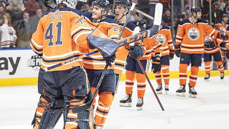 Die Edmonton Oilers feiern ihren Sieg. Foto: Jason Franson/The Canadian Press/dpa