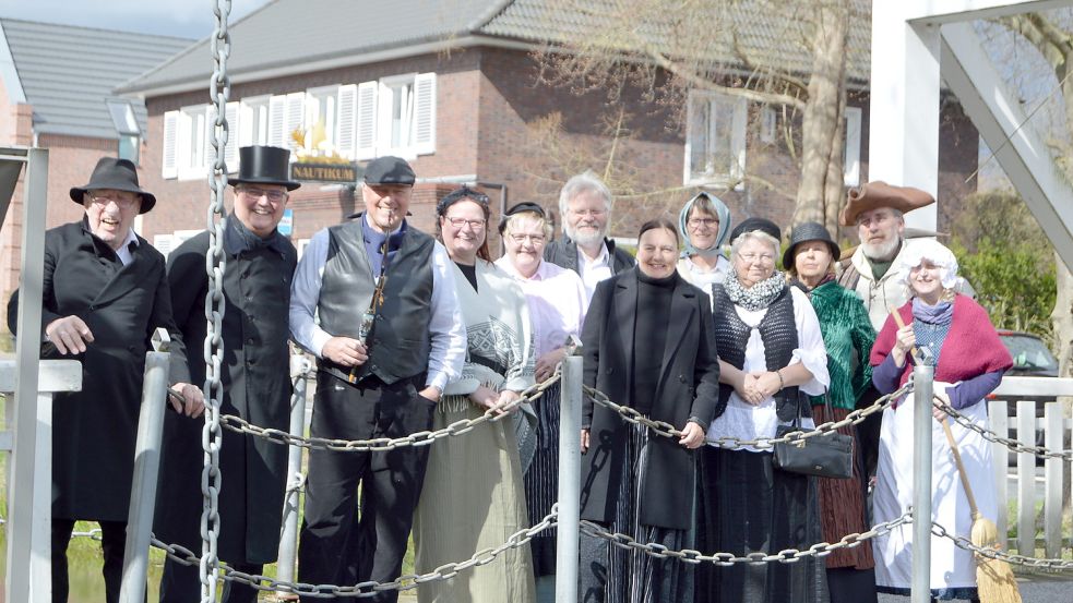 Die neue Theatergruppe heißt Fehntheater. Das Foto zeigt (von links) Hartmut Hauer, Ferdinand Hagedorn, Harm Evers, Heike Heselmeyer, Heike Wessels, Hinrich Heselmeyer, Monika Hauer, Ondra Schilling, Elvira Duken, Ursula Hackmann, Alf Schaa und Sylke Schaa. Foto: Weers
