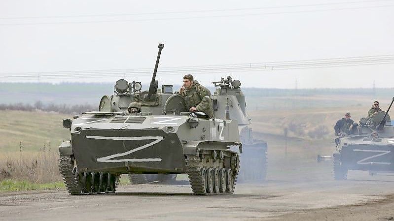 Russische Militärfahrzeuge fahren auf einer Straße im ostukrainischen Gebiet Donezk. Foto: Alexei Alexandrov/AP/dpa