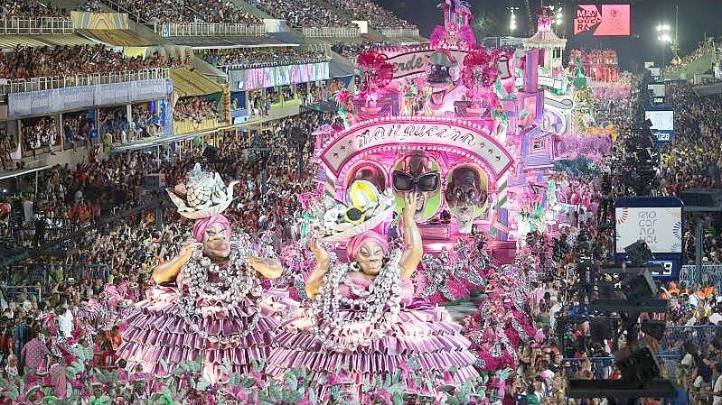 Parade der Sambaschule Mangueira, einer der beliebtesten Sambaschulen Rios, im Sambodrom. Foto: Fernando Souza/dpa