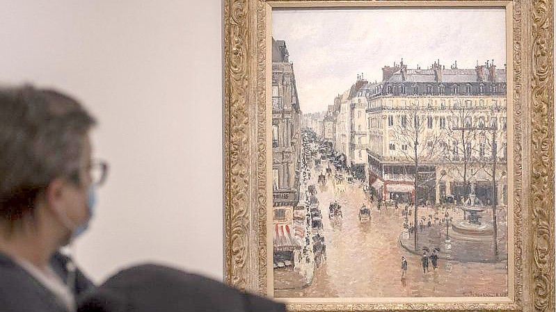 Der Künstler Camille Pissarro hat das Gemäde „Rue St.-Honore, Apres-Midi, Effet de Pluie“ im Jahr 1897 gemalt. Foto: Manu Fernandez/AP/dpa