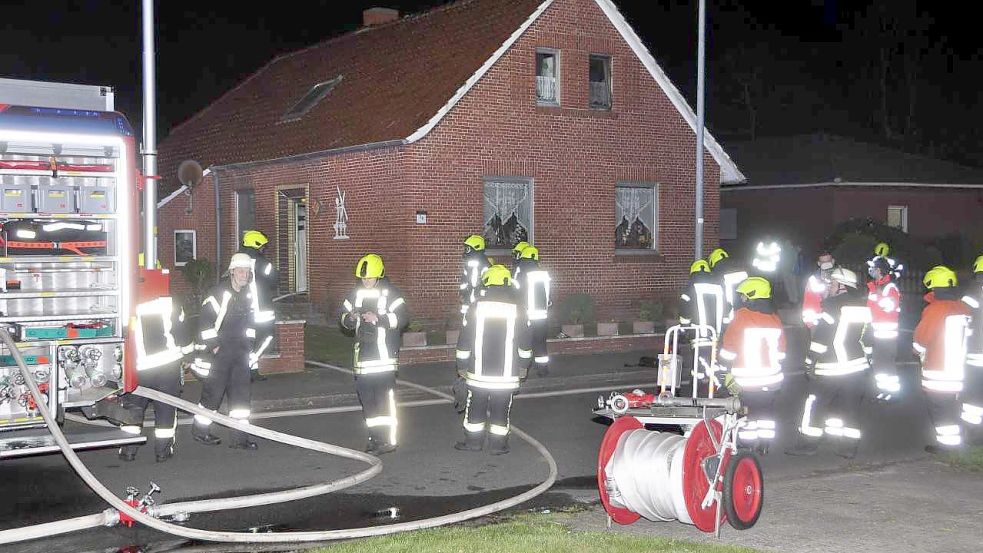 Mitten in der Nacht rückte die Feuerwehr zu einem Einsatz aus. Foto: Wolters