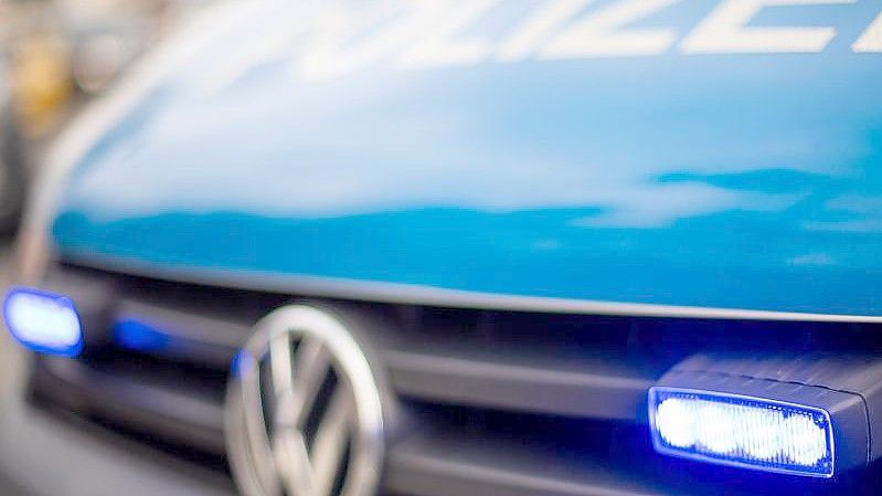 Nach Angaben der Polizei wurden fünf Personen in Leverkusen verletzt, nachdem ein Autofahrer in eine Menschengruppe gefahren war. Foto: Lino Mirgeler/dpa/Symbolbild