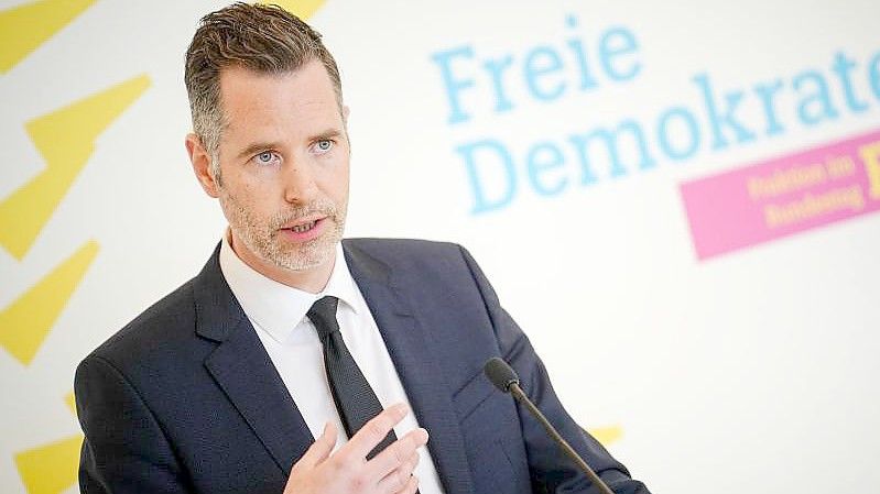 FDP-Fraktionsvorsitzender Christian Dürr schlägt vor, sich hinsichtlich der Corona-Isolationsregeln an anderen europäischen Ländern zu orientieren. Foto: Kay Nietfeld/dpa