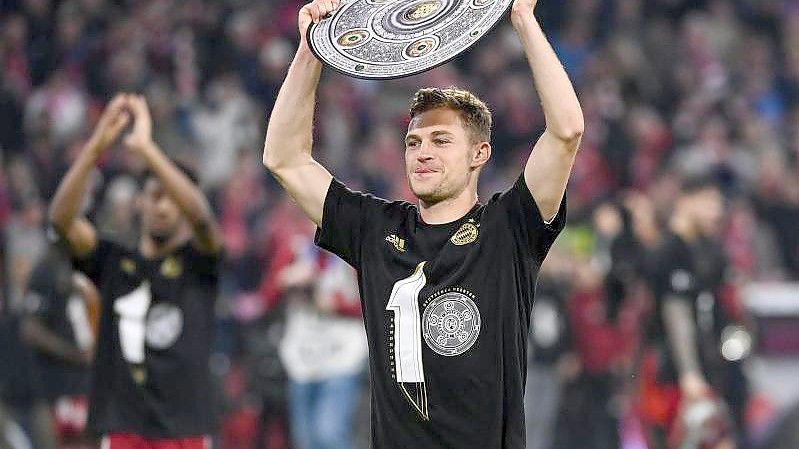Freut sich über die zehnte Meisterschaft seines Vereins in Folge: Bayern-Spieler Joshua Kimmich. Foto: Sven Hoppe/dpa