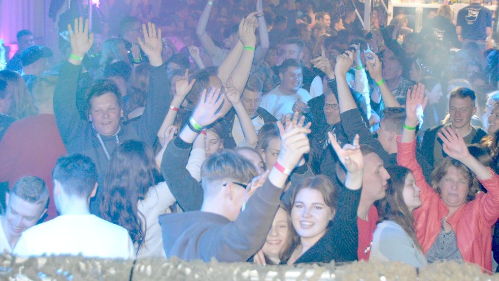 Mehr als 1000 Gäste aus der näheren und weiteren Umgebung hatten Spaß bei der Scheunenfete in Holte. Fotos: Weers