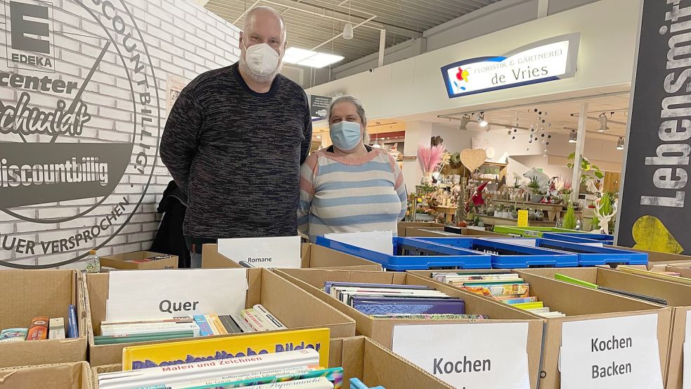 Der Rhauderfehner Autor Detlef M. Plaisier und Sandra Gräfenstein veranstalteten wie zum Welttag des Buches am 23. April wie schon im November 2021, als dieses Foto entstand, wieder einen Bücherbasar im Foyer des Rhauderfehner E-Centers für den guten Zweck. Archivfoto: Janßen