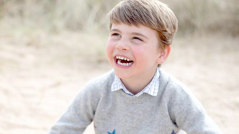 Feier am Strand: Prinz Louis feiert seinen 4. Geburstag. Foto: The Duchess Of Cambridge/PA Media/dpa