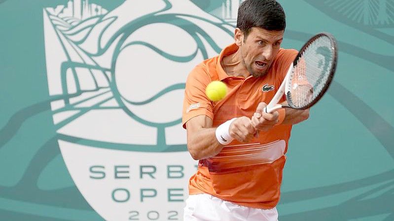 Hat bei seinem Heim-Turnier in Belgrad im Finale gegen den Russen Andrej Rubljow verloren: Novak Djokovic in Aktion. Foto: Darko Vojinovic/AP/dpa