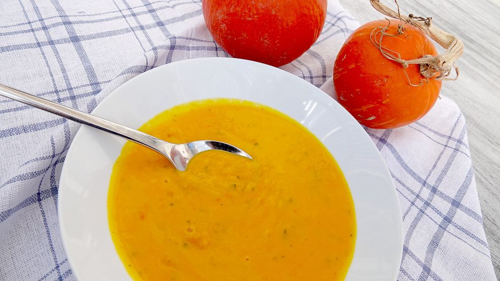 Pessimistische Menschen suchen sprichwörtlich gern das Haar in der Suppe. Foto: imago images/ CHROMORANGE