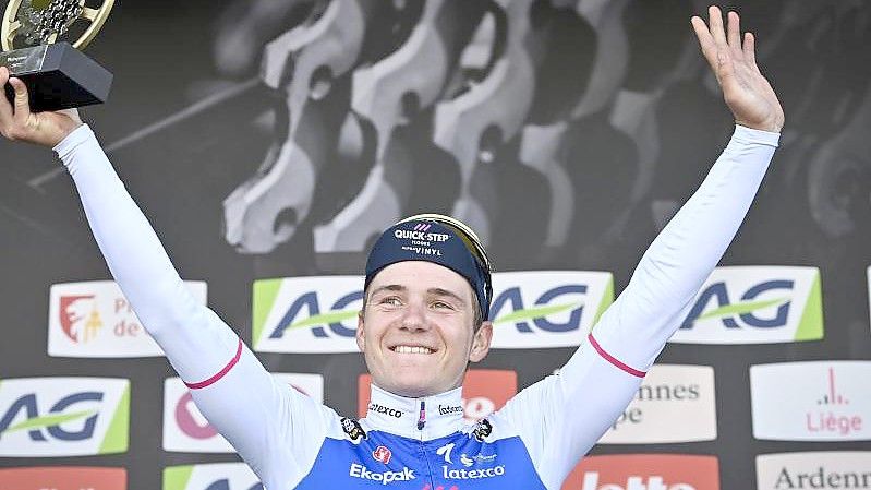 Remco Evenepoel aus Belgien vom Team Quick-Step Alpha Vinyl feiert seinen Sieg auf dem Podium. Foto: Eric Lalmand/BELGA/dpa