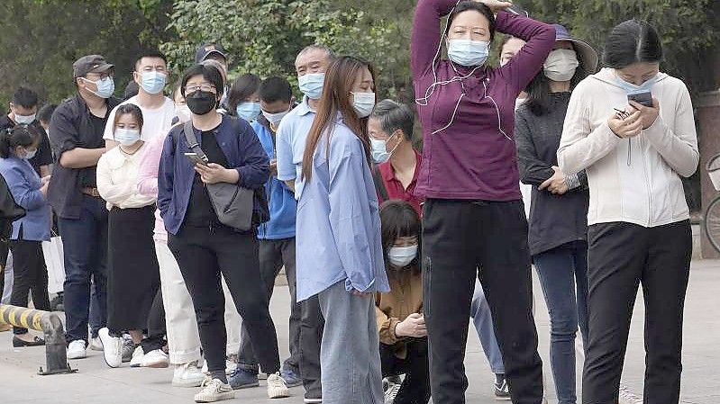 Anwohner nehmen an einem Corona-Massentest im Pekinger Stadtteil Chaoyang teil. Foto: Ng Han Guan/AP/dpa