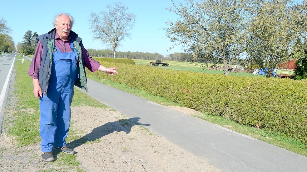 Ludolf Marks steht vor seinem Grundstück an der Elisabethfehner Straße in Ramsloh. Der Rentner zeigt, wo der OOWV die neue Leitung verlegt hat, die nun zu seinem Hausanschluss führt. Fotos: Fertig