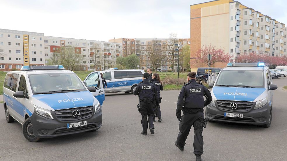 Nahezu alle Polizeiwagen aus Rostock und zahlreiche Beamte waren am Sonntagnachmittag an der Fahndung nach dem 13-jährigen Tatverdächtigen beteiligt. Foto: Stefan Tretropp