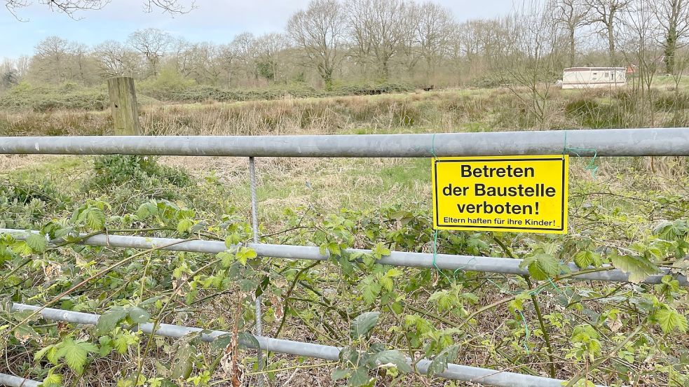Ein Schild weist darauf hin, dass das Grundstück nicht betreten werden darf. Foto: Janßen