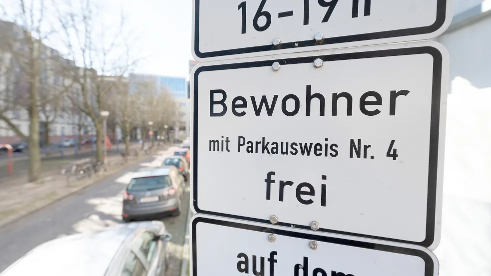 Nach dem Willen der Deutschen Umwelthilfe sollte das Anwohnerparken in Niedersachsen deutlich teurer werden. Foto: Sebastian Gollnow/dpa