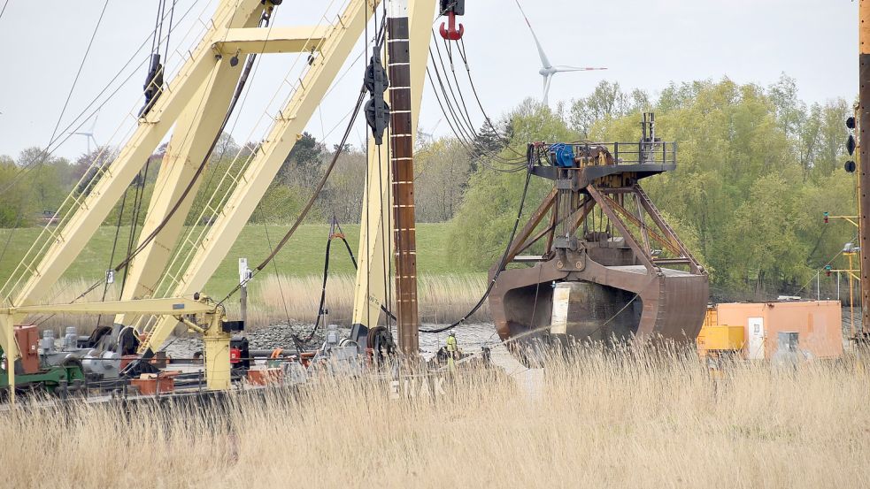 Mit Unterstützung des Schwimmkrans „Enak“ wird aktuell der Brückenpfeiler VI beseitigt. Es ist der letzte Pfeiler der durch einen Schiffsunfall zerstörten Eisenbahnbrücke, der noch in der Ems steht. Foto: Ammermann