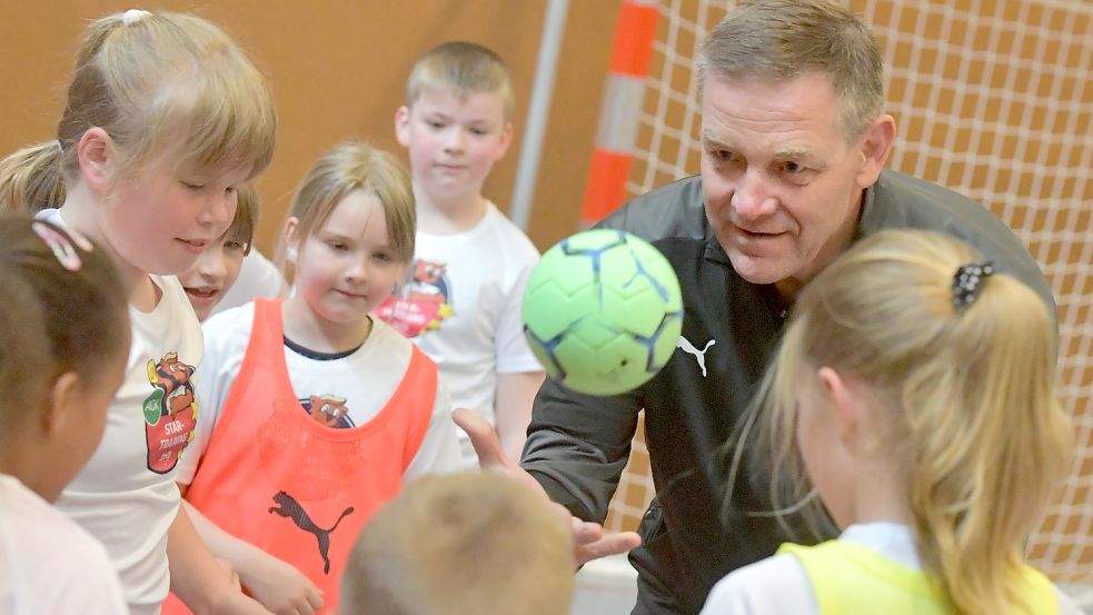 Die Grundschule Möhlenwarf hatte ein Star-Training mit Alfred Gislason gewonnen. Foto: Ortgies