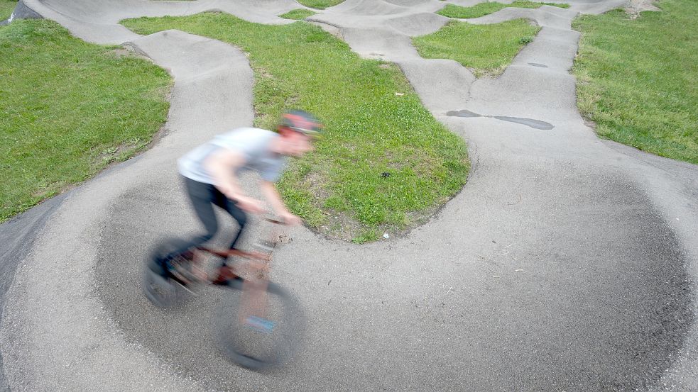 Ein Mitarbeiter eines Jugendhauses in Gerlingen (Baden-Württemberg) fährt mit einem BMX auf einem Pumptrack. Foto: Marijan Murat/dpa