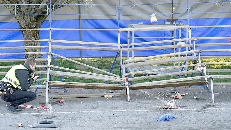 Die Polizei untersucht die Unfallstelle. Foto: Håkon Mosvold Larsen/NTB/dpa