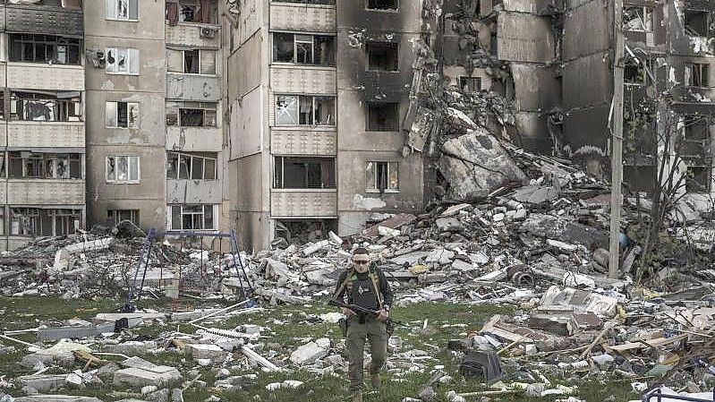 Unzählige Gebäude in Charkiw wurden durch russischen Beschuss schwer beschädigt. Foto: Felipe Dana/AP/dpa