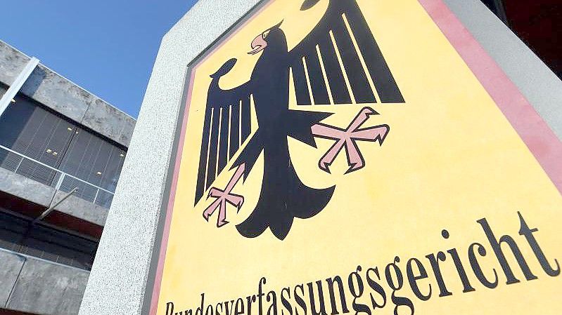 Ein Hinweisschild mit dem Schriftzug „Bundesverfassungsgericht“. Foto: Uli Deck/dpa