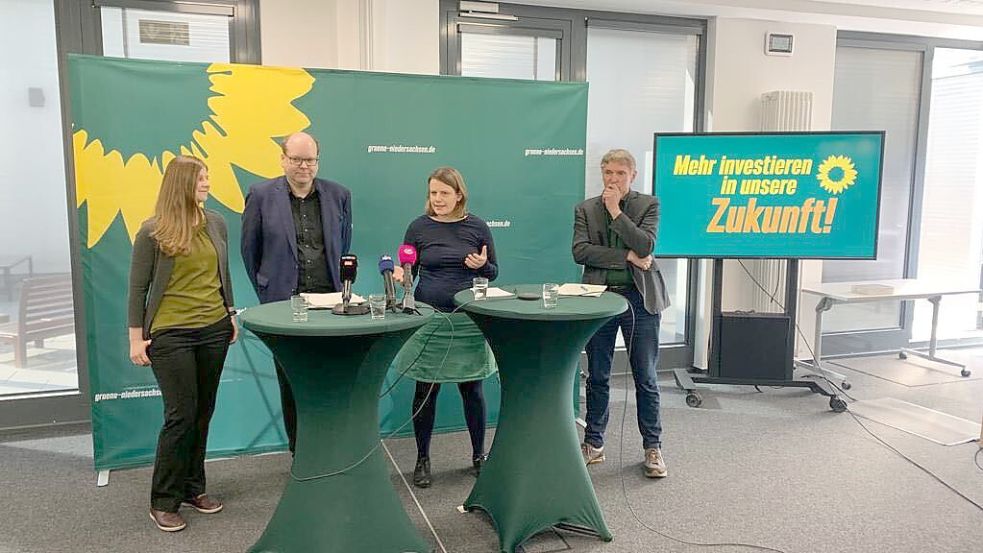 Landtagswahlen in Niedersachsen: Die Landesvorsitzenden Anne Kura (l.) und Hanso Janßen (r.) sowie die Spitzenkandidaten Julia Willie Hamburg und Christian Meyer haben den Programmentwurf der Grünen vorgestellt. Foto: Sven Stahmann