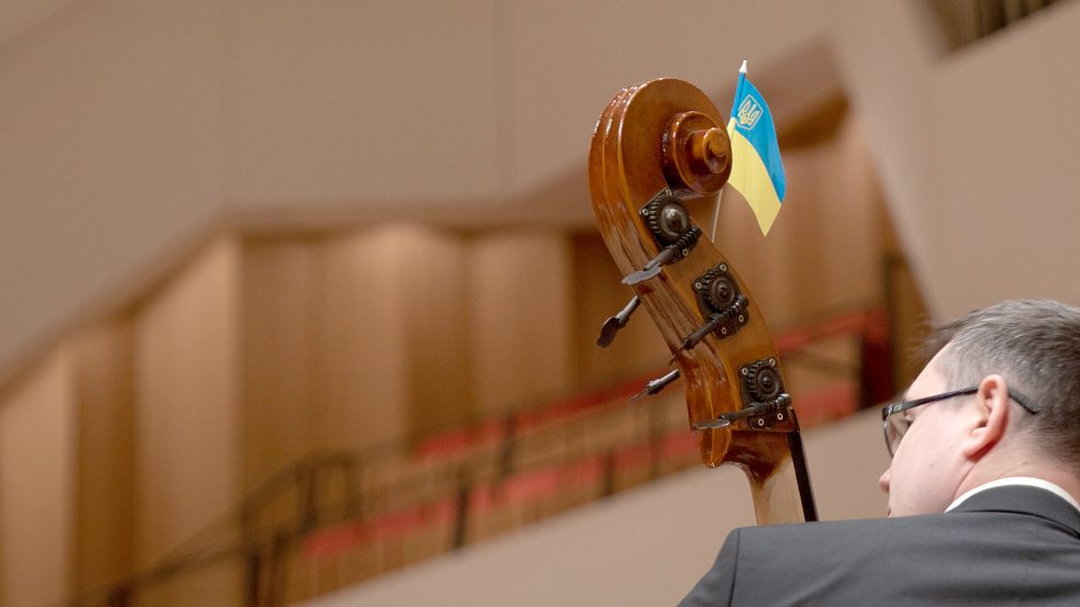 Ein Zeichen der Heimatverbundenheit: An den Kontrabässen des Kyiv Symphonie Orchestra wehen kleine Ukraine-Flaggen. Foto: Ralf Döring