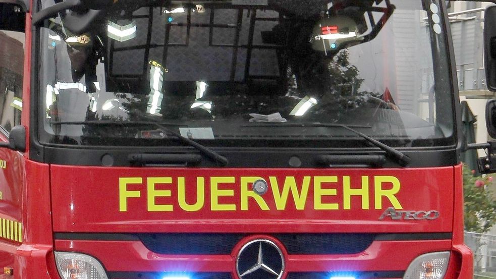 Die Feuerwehr in Cloppenburg löscht den Brand eines Wohnhauses. Foto: Pixabay