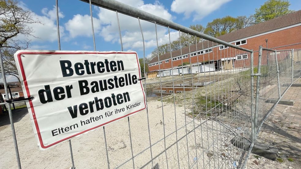 Links vom Haupteingang der Grundschule Collinghorst erstreckt sich eine große Brachfläche. Dort stand der abgebrannte Gebäudeteil. Foto: Janßen